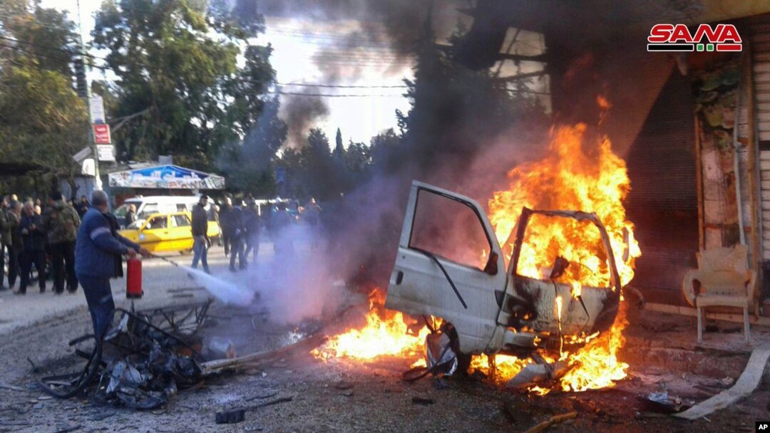 Seorang pria berusaha memadamkan api dari mobil yang terbakar di lokasi ledakan mematikan, di kota pantai Latakia, Suriah, Selasa, 22 Januari 2019. (Foto: dok).