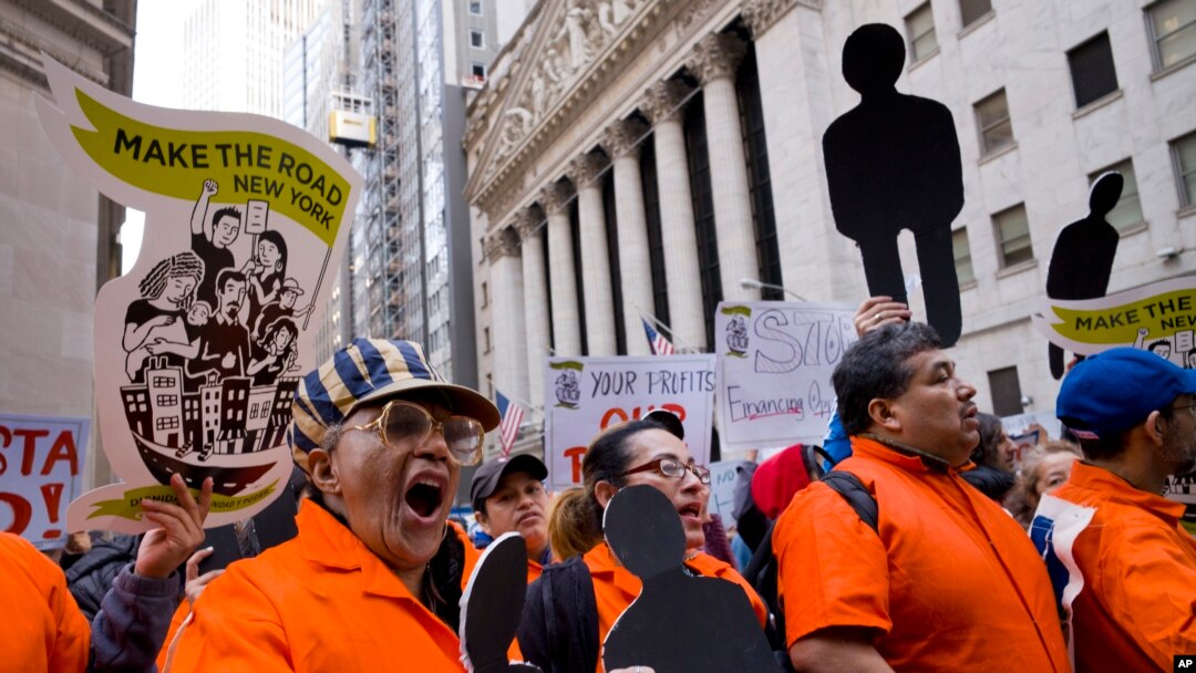 Aksi unjuk rasa di sekitar gedung bursa saham New York (New York Stock Exchange), Wall Street, New York, 1 Mei 2018. 