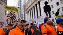 Aksi unjuk rasa di sekitar gedung bursa saham New York (New York Stock Exchange), Wall Street, New York, 1 Mei 2018. 