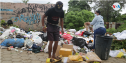 Personas toman objetos de un basurero en Managua, Nicaragua, que luego reciclan para obtener ganancias que les permitan sobrevivir en un país con más de 100.000 desempleados. Agosoto 2021. [Fotografía: Houston Castillo Vado]