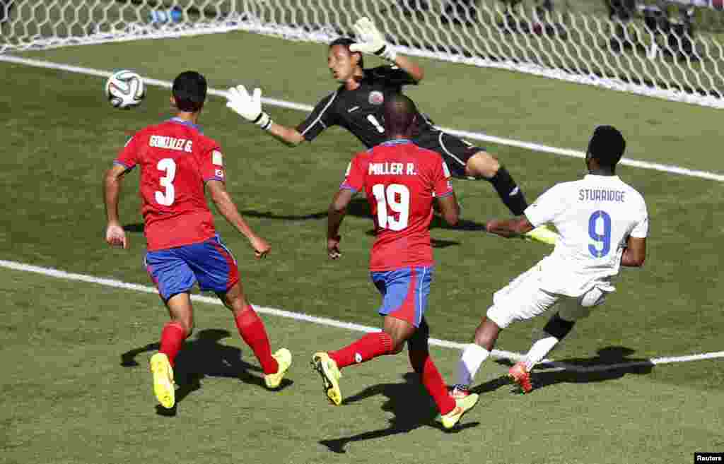 انگلیلنڈ کے اسٹاریڈج کوسٹا ریکا کے خلاف گول کرنے کی کوشش کرتے ہوئے