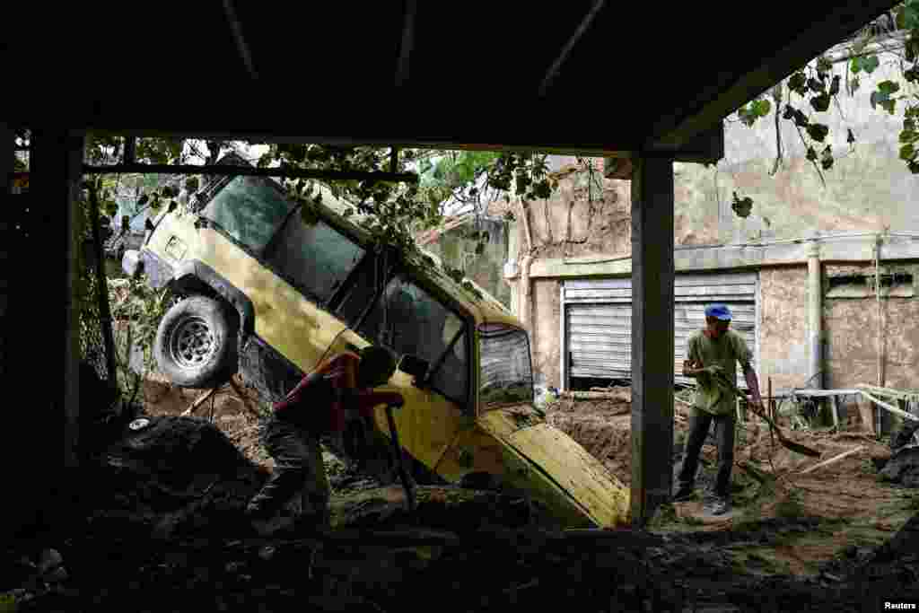 Los residentes quitan el lodo dentro de una casa en Las Tejerias, Venezuela, 11 de octubre de 2022. REUTERS/Gaby Oraa IMÁGENES TPX DEL DÍA