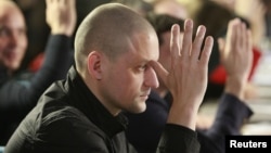 Opposition leader Sergei Udaltsov votes during the first meeting of the Russian opposition Coordination Council in Moscow, October 27, 2012. 