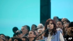 ARCHIVO - La entonces vicepresidenta de Argentina, Cristina Fernández, asiste a un mitin en la Plaza de Mayo de Buenos Aires, Argentina, el jueves 25 de mayo de 2023.