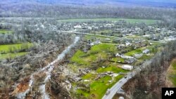 La fotografía proporcionada por la Patrulla de Caminos de Misuri y tomada con un dron muestra los daños causados por un tornado que azotó el sureste de la ciudad el miércoles 5 de abril de 2023