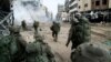 以色列国防部2023年12月18日发表照片显示，以色列士兵在加沙地带行进。