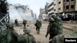 ທະ​ຫານ ອິ​ສ​ຣາ​ແອ​ລ ປະ​ຕິ​ບັດ​ງານ​ໃນ​ເຂດ​ກາ​ຊາ ທ່າມ​ກາງ​ຄວາມ​ຂັດ​ແຍ້ງ​ທີ່​ກຳ​ລັງ​ດຳ​ເນີນ​ຢູ່​ລະ​ຫວ່າງ ອິ​ສ​ຣາ​ແອ​ລ ແລະ ກຸ່ມ​ຮາ​ມາ​ສ, ໃນ​ພາບ​ແຈກ​ຢາຍ​ນີ້​ທີ່​ຖືກ​ເປີດ​ເຜີຍ​ໃນ​ວັນ​ທີ 18, ທັນາວ 2023. (Israel Defense Forces/Handout via REUTERS)