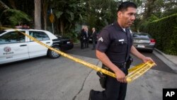 Un policía acordona el perímetro de la casa de Andrew Getty, en Hollywood Hills, Los Ángeles, donde fue encontrado su cuerpo sin vida.