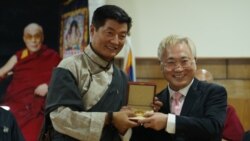 སྲིད་སྐྱོང་ལ་ཉི་ཧོང་གི་ཐེབས་རྩ་ཞིག་གིས་རྒྱབ་སྐྱོར་མཚོན་ཆེད་གཟེངས་རྟགས་ཕུལ་ཡོང་པ།