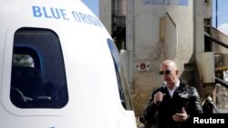 Jeff Bezos devant une capsule de sa société Blue Origin.