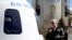 Jeff Bezos devant une capsule de sa société Blue Origin.