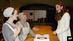 Kate duchesse britannique de Cambridge, à droite, au cours d'une visite officielle à l’Abbey d’Ealing Studios à Londres, 12 mars 2015. (AP Photo / Chris Jackson, Pool) 