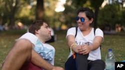 ARCHIVO - Dos amigos hablan en el parque Las Heras en Buenos Aires, Argentina, el martes 2 de abril de 2019.