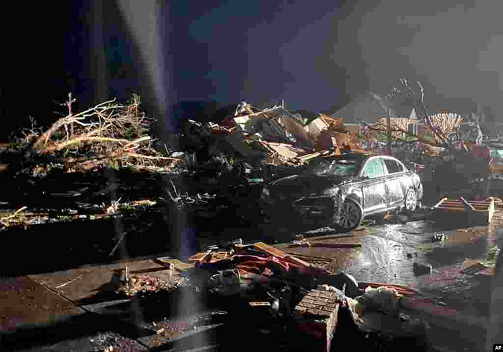 미국 노스캐롤라이나주 브런스윅 카운티에서 토네이도의 영향으로 건물과 차량이 파괴됐다. 노스캐롤라이나주 당국은 다수의 인명 피해가 발생했다고 밝혔다.
