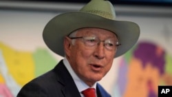 ARCHIVO - El embajador de Estados Unidos, Ken Salazar, habla durante una conferencia de prensa en su residencia oficial en la Ciudad de México, el martes 26 de noviembre de 2024. (Foto AP/Fernando Llano).