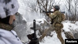 Bogdan "Fric", zamenik komandanta ukrajinske 79. desantne brigade, puca iz minobacača ka ruskim položajima na liniji fronta blizu grada Marinka.