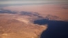 资料照片：从飞越埃及的商用飞机窗户拍摄的连接地中海和红海的苏伊士运河。（路透社照片）
