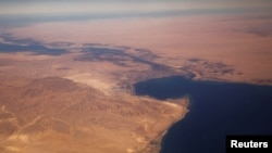 资料照片：从飞越埃及的商用飞机窗户拍摄的连接地中海和红海的苏伊士运河。（路透社照片）
