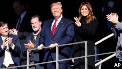 Президент США Дональд Трамп с супругой Меланией на футбольном матче в Алабаме
