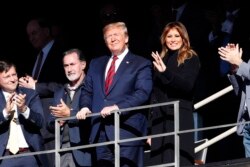 Eran otros tiempos. El presidente estadounidense Donald Trump observa la primera mitad de un partido de fútbol americano colegial entre Alabama y LSU, junto con su esposa Melania, el sábado 9 de noviembre de 2019, en Tuscaloosa.