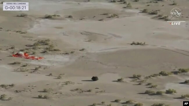 Imagen divulgada por la NASA muestra la cápsula liberada por la nave robótica OSIRIS-REx descansando en el desierto de Utah después de aterrizar en paracaídas el 24 de septiembre de 2023.