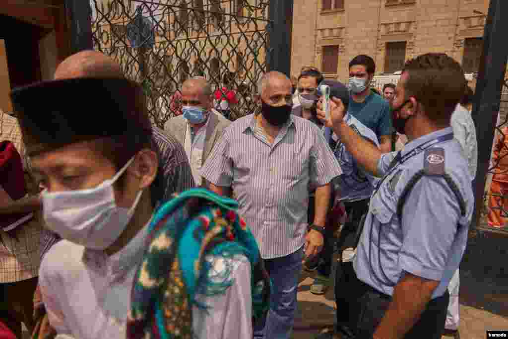  At the Al-Azhar Mosque, worshipers attend Friday prayers for the first time in more than five months, after getting their temperature checked, Aug. 28, 2020 in Cairo. (Hamada Elrasam/VOA)