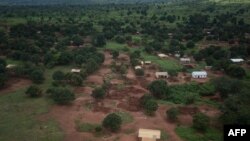 Des maisons brûlés à Bria, en Centrafrique, le 23 août 2018.