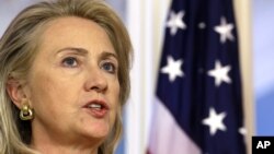 La secretaria de Estado Hillary Clinton anunció una comisión investigadora de los eventos en Bengasi que llevaron a la muerte del embajador Chris Stevens y otros tres funcionarios.