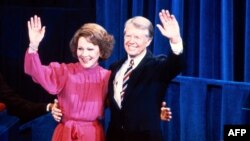 Presiden AS Jimmy Carter dan Ibu Negara Rosalynn Carter melambai ke arah kerumunan selama Konvensi Nasional Partai Demokrat di Madison Square Garden di New-York pada 13 Agustus 1980 (foto: dok). 