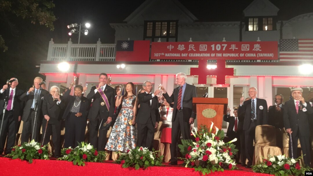 台湾驻美代表、美国在台协会主席莫健及宾客在台湾驻美代表处双橡园双十酒会中举杯庆祝(美国之音钟辰芳拍摄)