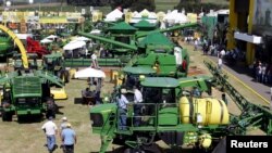 ARCHIVO - El público visita Agrishow, la feria de negocios de maquinaria agrícola más grande de América Latina, en Ribeirao Preto, Brasil, el 27 de abril de 2015. 