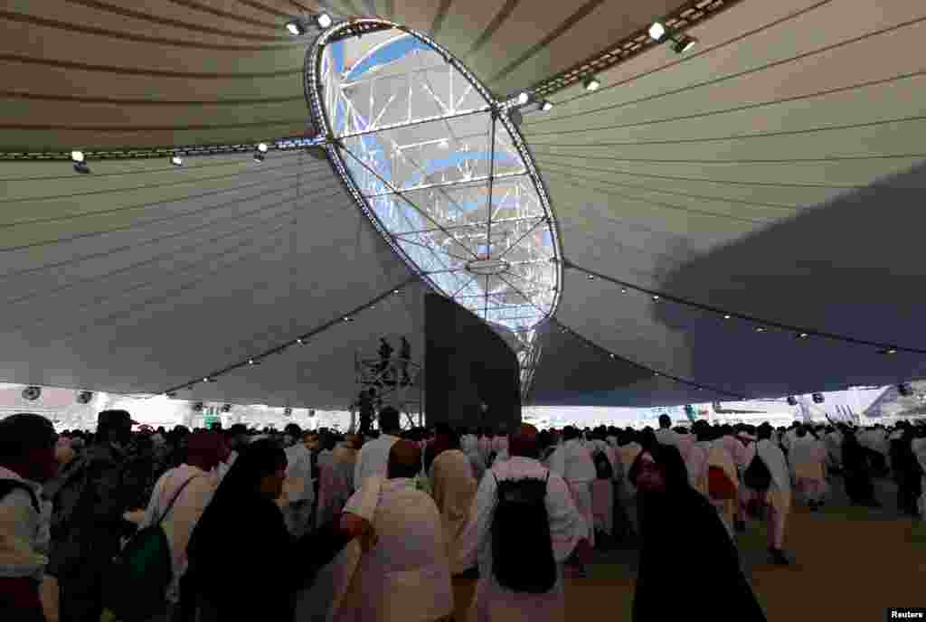 حج کے ایک رکن رمی کے دوران حجاج شیطان کو کنکریاں مارنے جا رہے ہیں