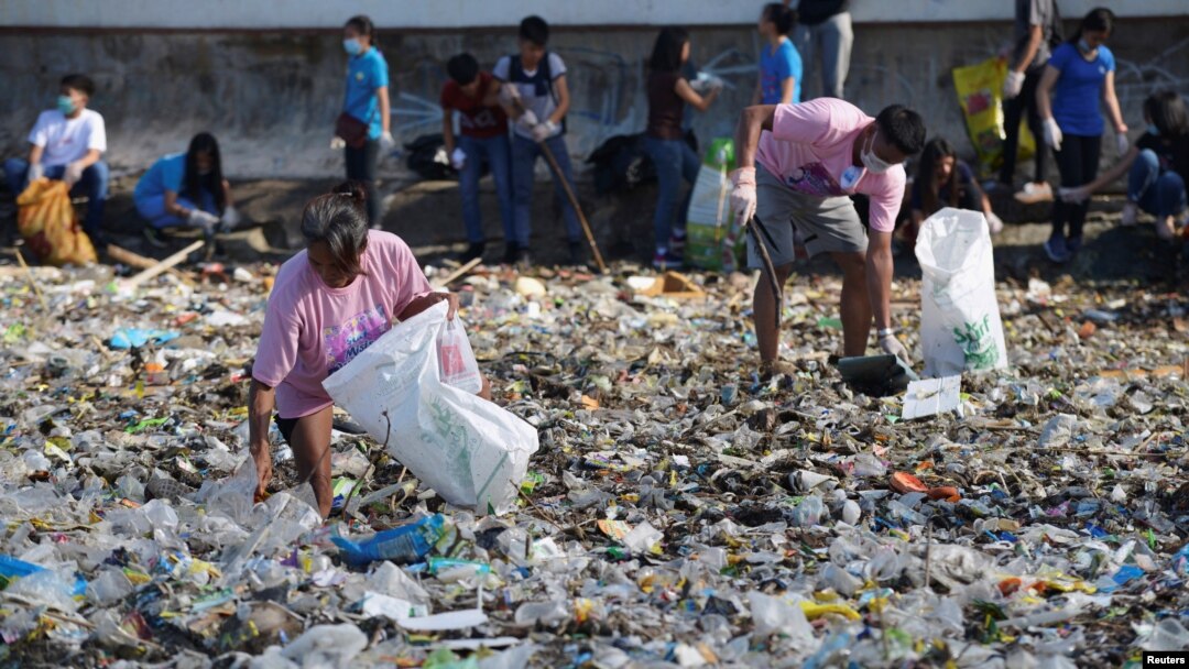 Para relawan membersihkan sampah-sampah yang berserakan di sepanjang pantai Manila, Filipina, 22 September 2018. (Foto: dok).