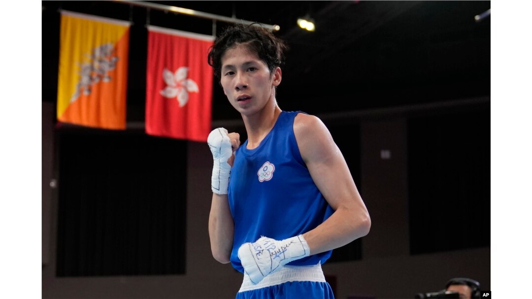 Lin Yu-ting berpose setelah menang melawan petinju India Parveen dalam pertandingan semifinal tinju putri kelas 54-57 kg di Asian Games ke-19 di Hangzhou, China, Rabu, 4 Oktober 2023. (Foto: AP)