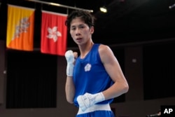 Lin Yu-ting berpose setelah menang melawan petinju India Parveen dalam pertandingan semifinal tinju putri kelas 54-57 kg di Asian Games ke-19 di Hangzhou, China, Rabu, 4 Oktober 2023. (Foto: AP)