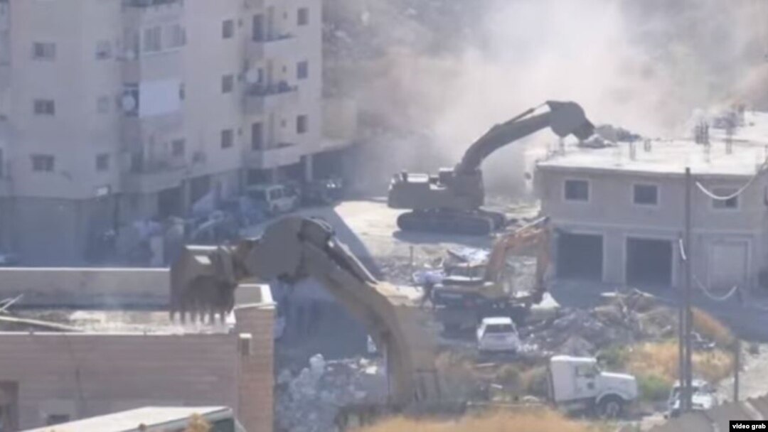 Para pekerja Israel mulai merobohkan puluhan rumah milik warga palstina di Yerusalem timur. (Photo: Videograb/AP).