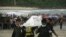救援人员从缅甸东南部城市墨吉附近的村庄抬走被渔船打捞上来的死难者遗体。 （2017年6月8日）