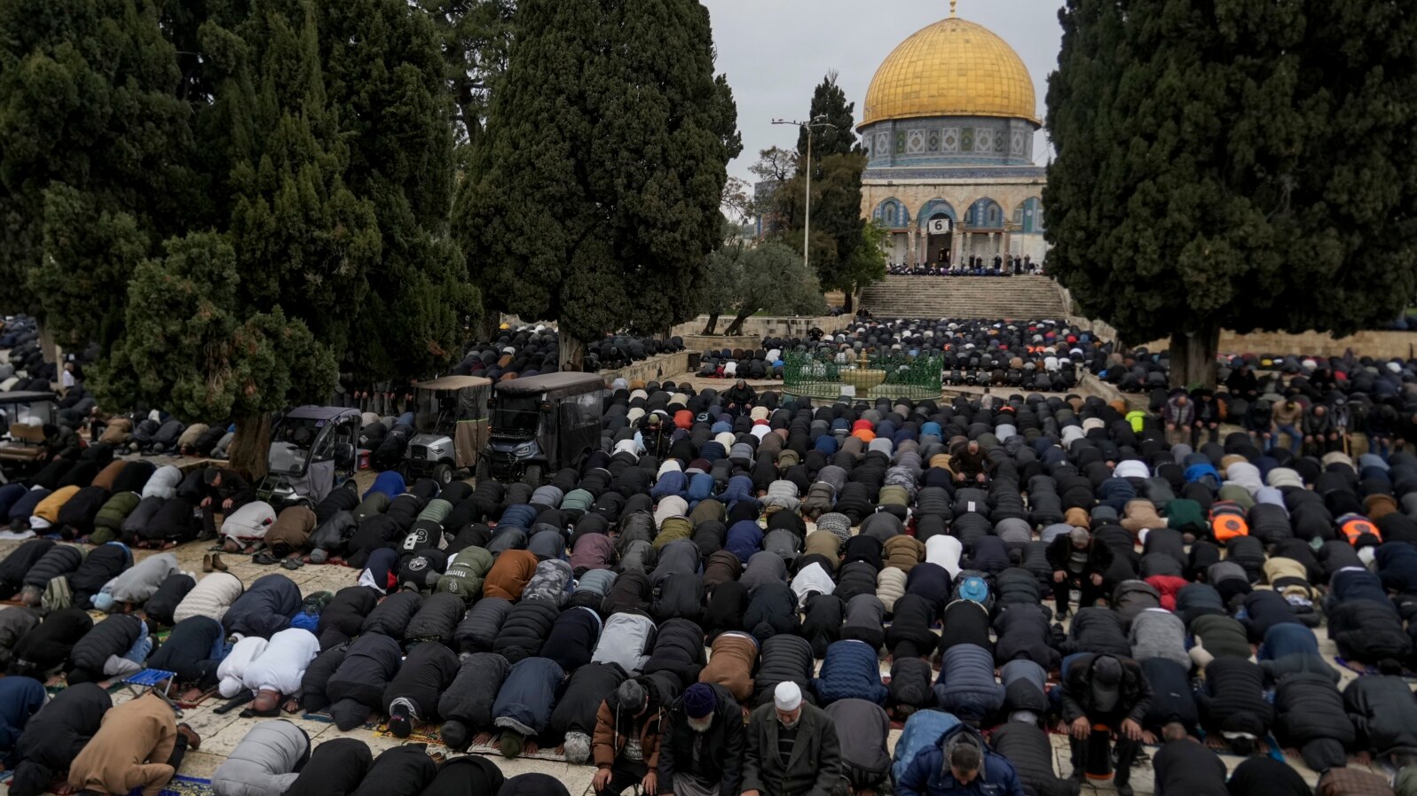 Umat ​​Muslim sedang melaksanakan salat Jumat di kompleks Masjid Al-Aqsa di Kota Tua Yerusalem selama bulan suci Ramadan, 7 Maret 2025. (Foto: Mahmoud Illean/AP Photo)