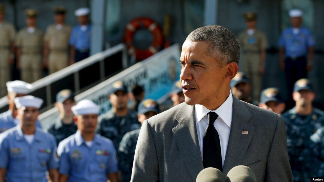 Presiden AS Barack Obama berpidato setelah melihat-lihat kapal Angkatan Laut Filipina BRP Gregorio Del Pilar di Pelabuhan Manila, Filipina (17/11). (Reuters/Jonathan Ernst)