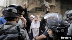 Polisi Israel menghalangi para perempuan Palestina memasuki kompleks masjid al-Aqsa di Yerusalem, hari Minggu (13/9).