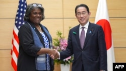 린다 토마스-그린필드 유엔 주재 미국 대사(왼쪽)와 기시다 후미오 일본 총리가 19일 회담 중 악수를 나누고 있다.