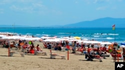 مردم در اولین تعطیلی آخر هفته پس از کاهش محدودیت شهرها در ساحل توسکانی، ایتالیا - ۲۴ مه ۲۰۲۰