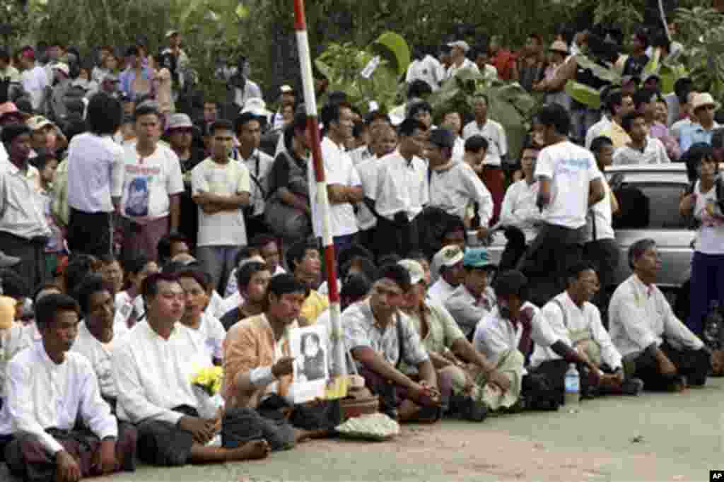 Supporters of Burma's detained opposition leader Aung San Suu Kyi wait for her release at the headquarters of her National League for Democracy (NLD) in Rangoon, 13 Nov 2010.