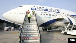 FILE - Sebuah Boeing 747 dari maskapai Israel El Al terlihat diparkir di bandara Ben Gurion International di pinggiran kota Tel Aviv, 25 Juli 2007.