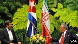 Mahmoud Ahmadinejad mantuvo una reunión con Raúl Castro el miércoles en su tercera escala de su gira por la región que incluyó a Venezuela y Nicaragua.