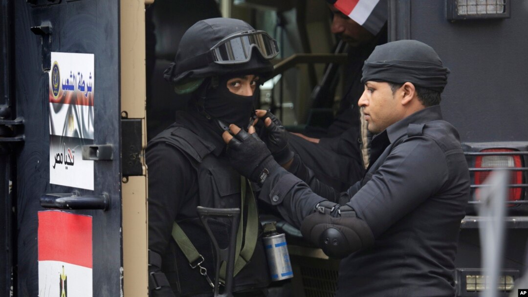 Polisi Mesir melakukan penjagaan di Lapangan Tahrir di Kairo (foto: dok). Polisi Mesir di bawah Presiden Abdel-Fattah el-Sissi, bertindak nyaris tanpa ampun. 