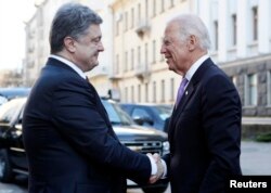 Ukraine's President Petro Poroshenko shakes hands with U.S. Vice President Joe Biden before their meeting in Kyiv, Nov, 21, 2014.