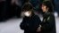 한국 박근혜 대통령의 오랜 친구이며 '비선실세'로 알려진 최순실 씨(왼쪽))가 지난 3일 서울 서초동 서울중앙지법에서 구속 전 피의자심문을 마친 후 호송버스로 가고 있다.