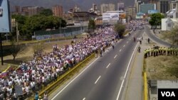 Así luce una avenida de Caracas, este martes 4 de marzo, en otra jornada de marchas y manifestaciones. [Foto: Alvaro Algarra, VOA].