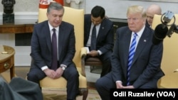 Presiden AS Donald Trump (kanan) menerima kunjungan Presiden Uzbekistan Shavkat Mirziyoyev di Gedung Putih, Rabu (16/5). 